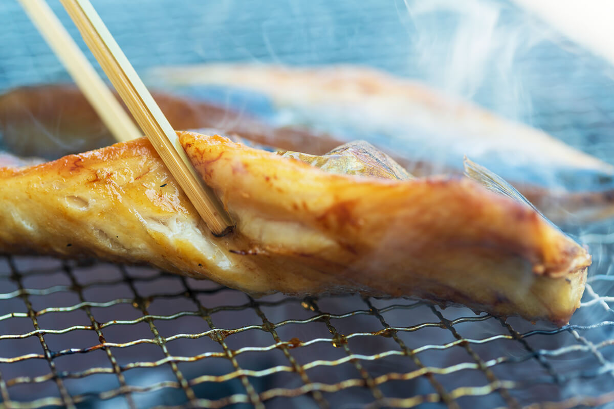 一夜干しを焼いている画像