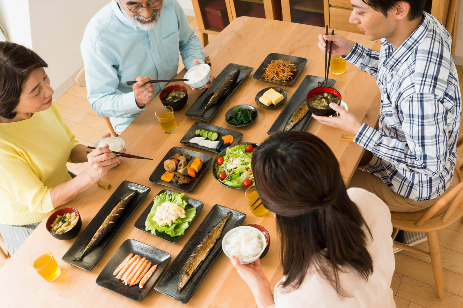 家族で食卓を囲む写真